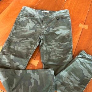 NWOT, never worn Levi’s skinny camouflage jeans, 30